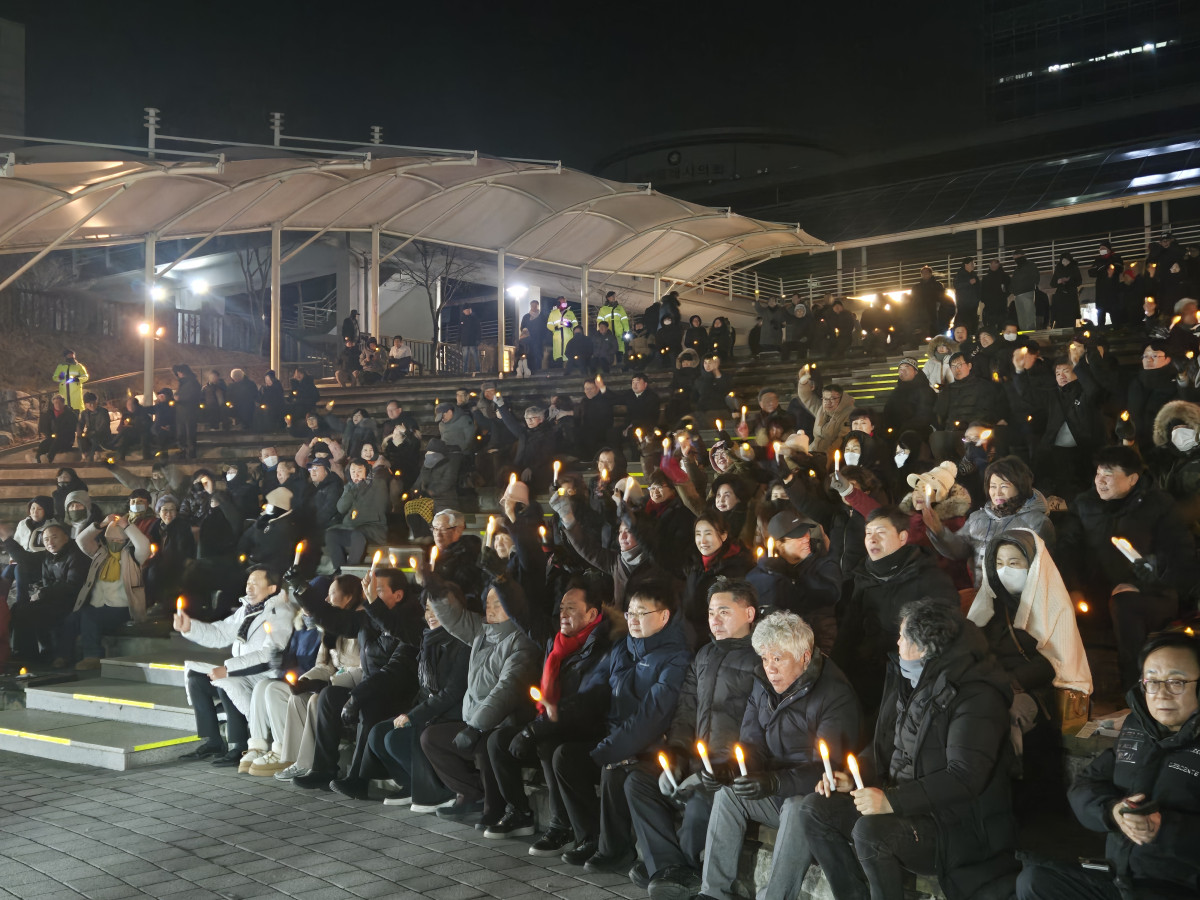 ▲용인시민들이 31일 밤 시청 야외음악당에서 촛불을 들고 반도체 국가산단 지방 이전 반대 의지를 밝히고 있다. 이날 집회에는 소상공인, 농민, 여성단체, 교육계 등 각계각층 시민이 참여했다. (김재학 기자)