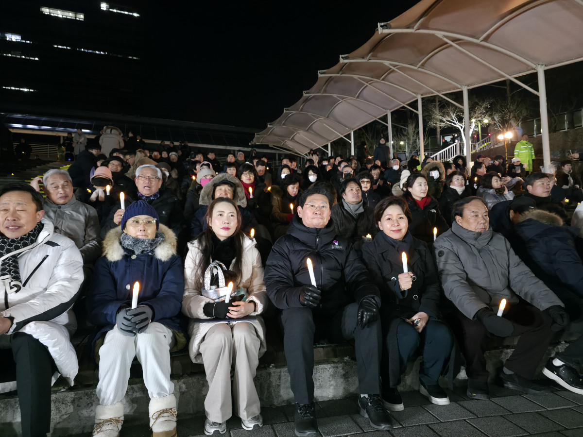 ▲이상일 용인특례시장(앞줄 가운데)이 31일 밤 '용인 반도체 국가산단 사수 촛불문화제'에 참석해 시민들과 함께 촛불을 들고 있다. 이 시장은 "대통령께서 이미 수립된 계획 그대로 하겠다고 하면 끝나는 것"이라며 정부의 명확한 입장 표명을 촉구했다. (김재학 기자)