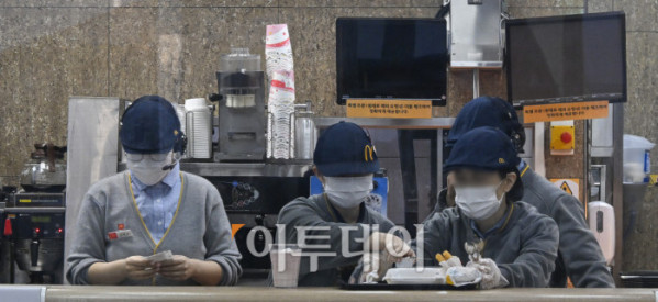 ▲1일 서울의 한 패스트푸드점에서 직원들이 업무를 하고 있다. 2026년 새해부터 적용되는 최저임금은 시간당 1만320원으로 지난해보다 290원(2.9%) 올랐다. 일급으로 환산하면 8시간 기준 8만2560원, 주 40시간 기준 월 환산액은 215만6880원이다. 조현호 기자 hyunho@
