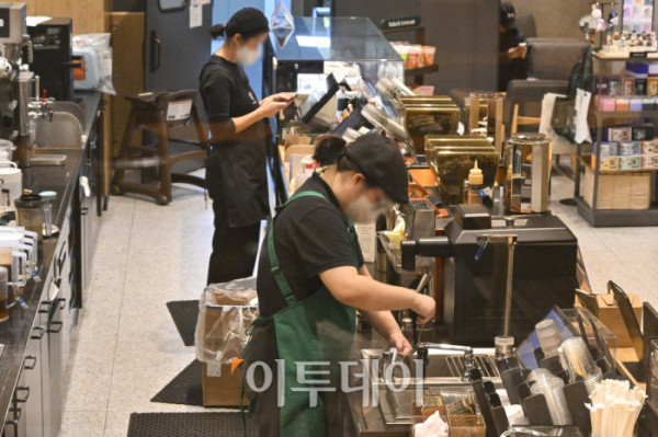 ▲1일 서울의 한 카페에서 직원들이 업무를 하고 있다. 2026년 새해부터 적용되는 최저임금은 시간당 1만320원으로 지난해보다 290원(2.9%) 올랐다. 일급으로 환산하면 8시간 기준 8만2560원, 주 40시간 기준 월 환산액은 215만6880원이다. 조현호 기자 hyunho@