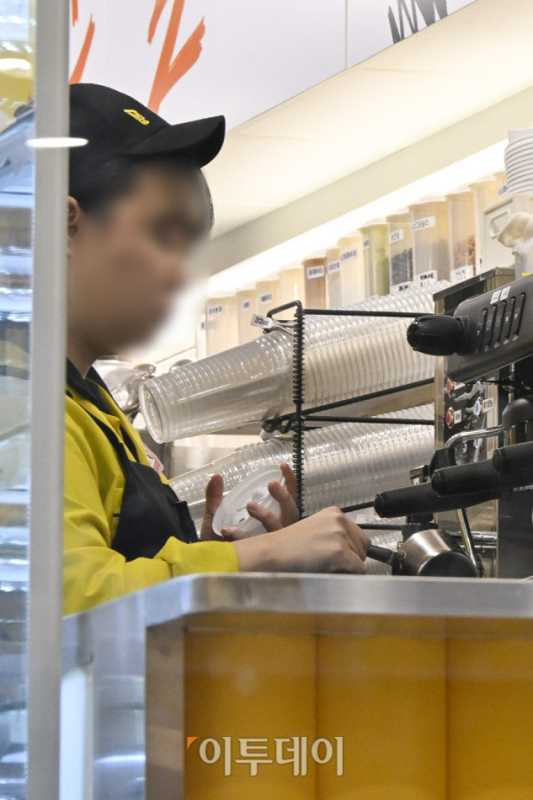 ▲1일 서울의 한 카페에서 직원들이 업무를 하고 있다. 2026년 새해부터 적용되는 최저임금은 시간당 1만320원으로 지난해보다 290원(2.9%) 올랐다. 일급으로 환산하면 8시간 기준 8만2560원, 주 40시간 기준 월 환산액은 215만6880원이다. 조현호 기자 hyunho@