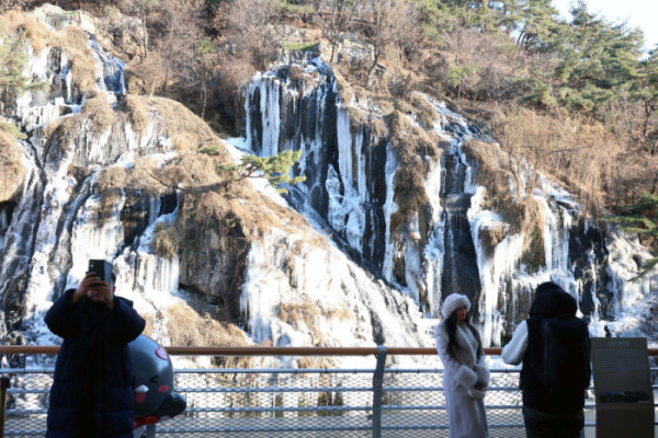 ▲전국에 세초 한파가 이어진 2일 서울 서대문구 홍제천 인공폭포가 얼어붙어 있다. 신태현 기자 holjjak@