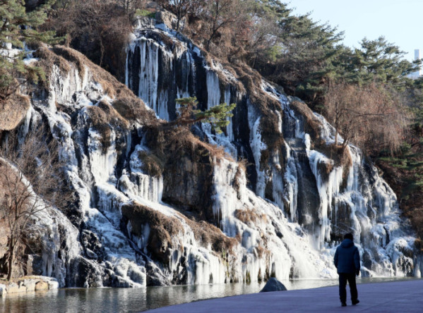▲전국에 세초 한파가 이어진 2일 서울 서대문구 홍제천 인공폭포가 얼어붙어 있다. 신태현 기자 holjjak@