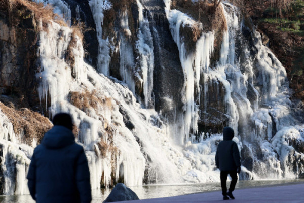 ▲전국에 세초 한파가 이어진 2일 서울 서대문구 홍제천 인공폭포가 얼어붙어 있다. 신태현 기자 holjjak@