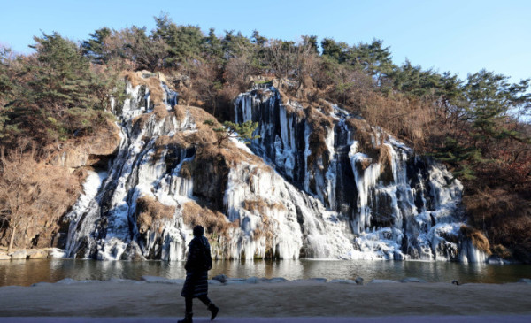 ▲전국에 세초 한파가 이어진 2일 서울 서대문구 홍제천 인공폭포가 얼어붙어 있다. 신태현 기자 holjjak@