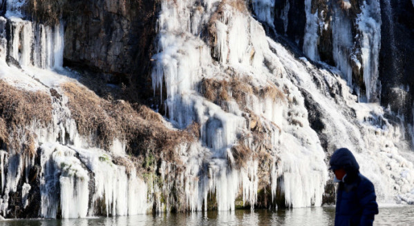 ▲전국에 세초 한파가 이어진 2일 서울 서대문구 홍제천 인공폭포가 얼어붙어 있다. 신태현 기자 holjjak@