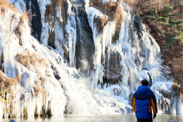 ▲전국에 세초 한파가 이어진 2일 서울 서대문구 홍제천 인공폭포가 얼어붙어 있다. 신태현 기자 holjjak@