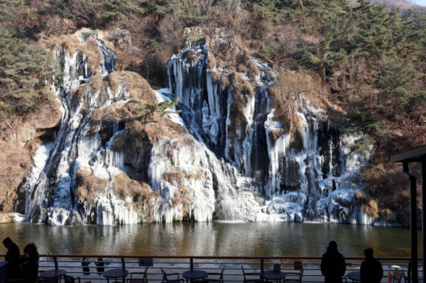 ▲전국에 세초 한파가 이어진 2일 서울 서대문구 홍제천 인공폭포가 얼어붙어 있다. 신태현 기자 holjjak@