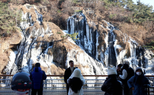 ▲전국에 세초 한파가 이어진 2일 서울 서대문구 홍제천 인공폭포가 얼어붙어 있다. 신태현 기자 holjjak@