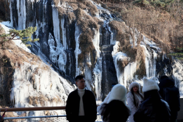 ▲전국에 세초 한파가 이어진 2일 서울 서대문구 홍제천 인공폭포가 얼어붙어 있다. 신태현 기자 holjjak@