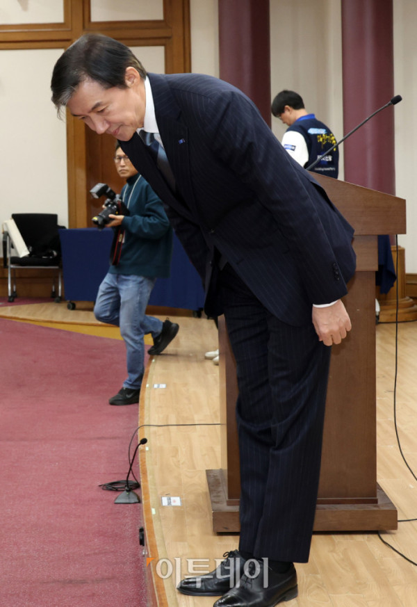 ▲조국 조국혁신당 대표가 4일 서울 여의도 국회 의원회관에서 신년 기자회견에 앞서 인사하고 있다. 고이란 기자 photoeran@ (이투데이DB)