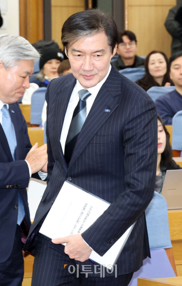 ▲조국 조국혁신당 대표가 4일 서울 여의도 국회 의원회관에서 신년 기자회견을 하기 위해 이동하고 있다. 고이란 기자 photoeran@ (이투데이DB)