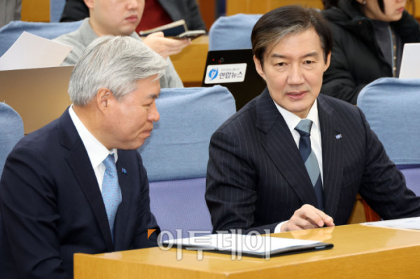 ▲조국(오른쪽) 조국혁신당 대표가 4일 서울 여의도 국회 의원회관에서 신년 기자회견에 앞서 서왕진 원내대표와 대화하고 있다. 고이란 기자 photoeran@ (이투데이DB)