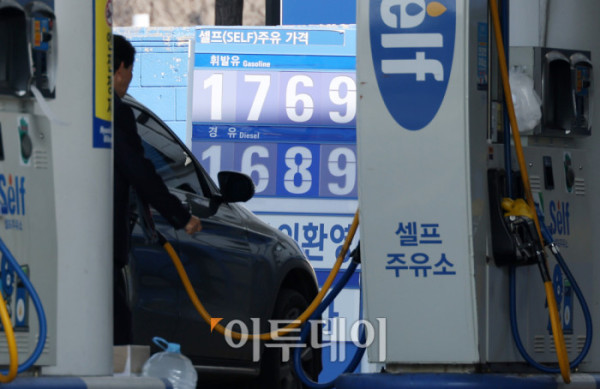 ▲국내 주유소 휘발유와 경유 가격이 4주 연속 하락세를 이어가고 있다. 한국석유공사 유가정보시스템 오피넷에 따르면 12월 다섯째 주 전국 주유소의 휘발유 평균 판매가격은 전주보다 5.4원 내린 리터(ℓ)당 1729.9원, 경유 평균 판매가격은 8.6원 하락한 리터(ℓ)당 1633.1원으로 집계됐다. 국제유가 하락 기조와 최근 환율 상승세 둔화의 영향으로 다음 주에도 가격 약세가 이어질 것이라는 전망이 나온다. 4일 서울의 한 주유소에서 운전자가 주유를 하고 있다. 고이란 기자 photoeran@ (이투데이DB)