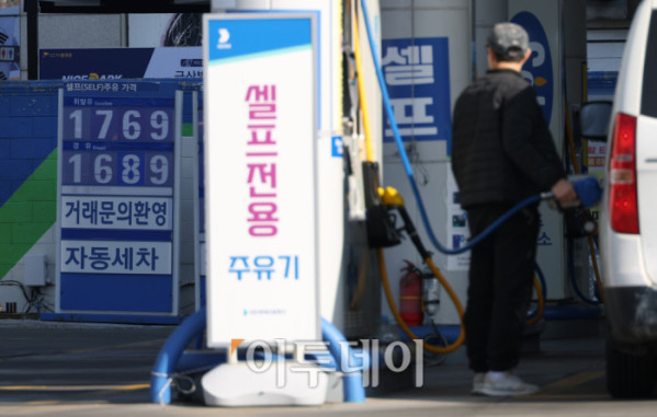 ▲국내 주유소 휘발유와 경유 가격이 4주 연속 하락세를 이어가고 있다. 한국석유공사 유가정보시스템 오피넷에 따르면 12월 다섯째 주 전국 주유소의 휘발유 평균 판매가격은 전주보다 5.4원 내린 리터(ℓ)당 1729.9원, 경유 평균 판매가격은 8.6원 하락한 리터(ℓ)당 1633.1원으로 집계됐다. 국제유가 하락 기조와 최근 환율 상승세 둔화의 영향으로 다음 주에도 가격 약세가 이어질 것이라는 전망이 나온다. 4일 서울의 한 주유소에서 운전자가 주유를 하고 있다. 고이란 기자 photoeran@ (이투데이DB)