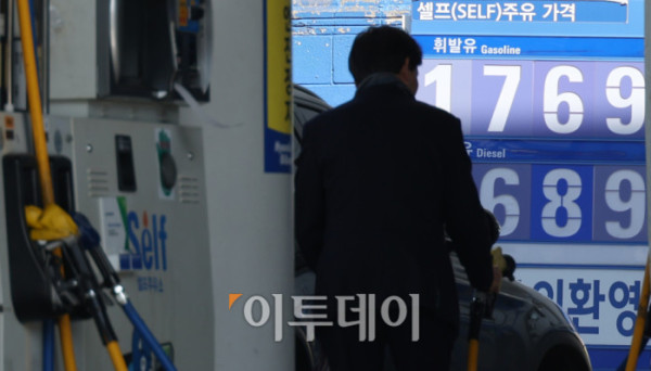 ▲국내 주유소 휘발유와 경유 가격이 4주 연속 하락세를 이어가고 있다. 한국석유공사 유가정보시스템 오피넷에 따르면 12월 다섯째 주 전국 주유소의 휘발유 평균 판매가격은 전주보다 5.4원 내린 리터(ℓ)당 1729.9원, 경유 평균 판매가격은 8.6원 하락한 리터(ℓ)당 1633.1원으로 집계됐다. 국제유가 하락 기조와 최근 환율 상승세 둔화의 영향으로 다음 주에도 가격 약세가 이어질 것이라는 전망이 나온다. 4일 서울의 한 주유소에서 운전자가 주유를 하고 있다. 고이란 기자 photoeran@ (이투데이DB)