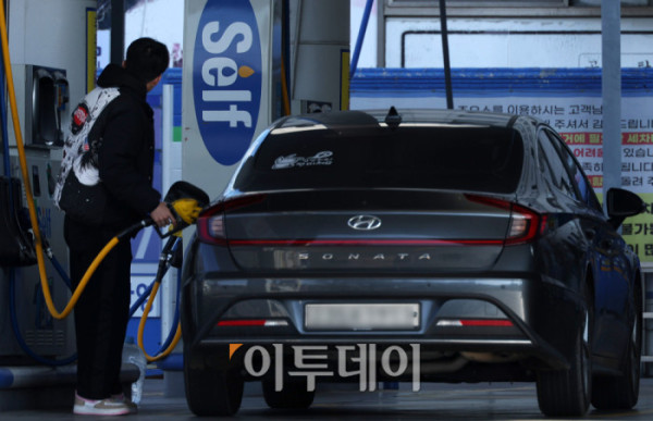 ▲국내 주유소 휘발유와 경유 가격이 4주 연속 하락세를 이어가고 있다. 한국석유공사 유가정보시스템 오피넷에 따르면 12월 다섯째 주 전국 주유소의 휘발유 평균 판매가격은 전주보다 5.4원 내린 리터(ℓ)당 1729.9원, 경유 평균 판매가격은 8.6원 하락한 리터(ℓ)당 1633.1원으로 집계됐다. 국제유가 하락 기조와 최근 환율 상승세 둔화의 영향으로 다음 주에도 가격 약세가 이어질 것이라는 전망이 나온다. 4일 서울의 한 주유소에서 운전자가 주유를 하고 있다. 고이란 기자 photoeran@ (이투데이DB)