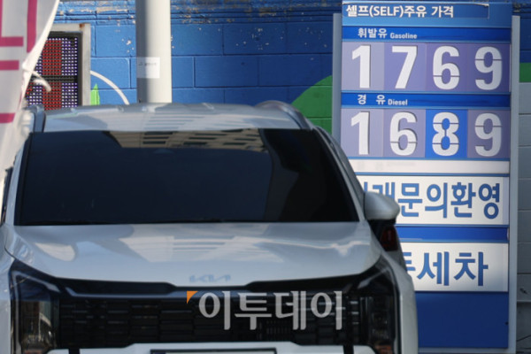▲국내 주유소 휘발유와 경유 가격이 4주 연속 하락세를 이어가고 있다. 한국석유공사 유가정보시스템 오피넷에 따르면 12월 다섯째 주 전국 주유소의 휘발유 평균 판매가격은 전주보다 5.4원 내린 리터(ℓ)당 1729.9원, 경유 평균 판매가격은 8.6원 하락한 리터(ℓ)당 1633.1원으로 집계됐다. 국제유가 하락 기조와 최근 환율 상승세 둔화의 영향으로 다음 주에도 가격 약세가 이어질 것이라는 전망이 나온다. 4일 서울의 한 주유소에서 운전자가 주유를 하고 있다. 고이란 기자 photoeran@ (이투데이DB)