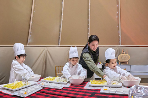 ▲윈터 키즈 캠프에서는 워커힐 ‘수펙스(SUPEX) 물김치’ 만들기 프로그램(사진= 워커힐 호텔앤리조트 제공)