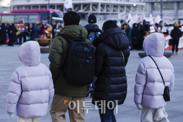 ▲절기상 소한(小寒)인 5일 서울 종로구 광화문광장 일대에서 두꺼운 외투와 방한용품으로 무장한 시민들이 발걸음을 옮기고 있다. 기상청은 이날 전국의 아침 최저기온은 영하 9도에서 영상 3도로 예보했다. 조현호 기자 hyunho@