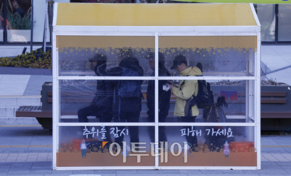 ▲절기상 소한(小寒)인 5일 서울 종로구 광화문광장 인근 한파쉼터에서 시민들이 추위를 피하고 있다. 기상청은 이날 전국의 아침 최저기온은 영하 9도에서 영상 3도로 예보했다. 조현호 기자 hyunho@