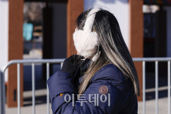 ▲절기상 소한(小寒)인 5일 서울 종로구 광화문광장 일대에서 두꺼운 외투와 방한용품으로 무장한 시민이 발걸음을 옮기고 있다. 기상청은 이날 전국의 아침 최저기온은 영하 9도에서 영상 3도로 예보했다. 조현호 기자 hyunho@