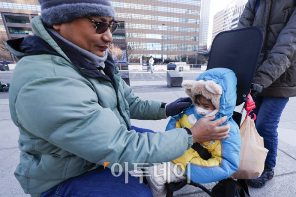 ▲절기상 소한(小寒)인 5일 서울 종로구 광화문광장 일대에서 외국인 관광객이 아이에게 모자를 씌어주고 있다. 기상청은 이날 전국의 아침 최저기온은 영하 9도에서 영상 3도로 예보했다. 조현호 기자 hyunho@
