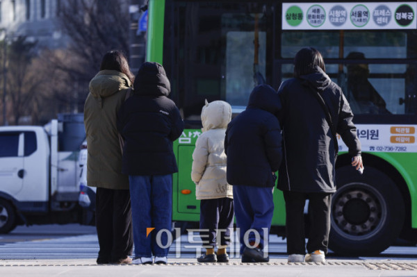 ▲절기상 소한(小寒)인 5일 서울 종로구 광화문광장 일대에서 두꺼운 외투와 방한용품으로 무장한 시민들이 횡단보도 신호를 기다리고 있다. 기상청은 이날 전국의 아침 최저기온은 영하 9도에서 영상 3도로 예보했다. 조현호 기자 hyunho@