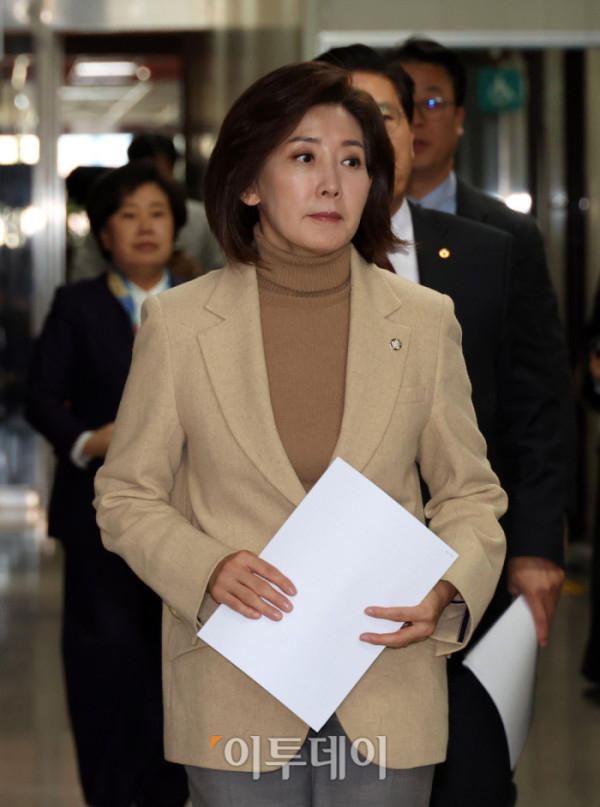 ▲5일 서울 국회에서 나경원 국민의힘 의원을 비롯한 국회 법제사법위원회 위원들이 더불어민주당의 일방적인 법사위 회의 취소 통보를 규탄하는 기자회견을 열기 위해 이동하고 있다. 이날 더불어민주당은 “이재명 대통령이 방중 중인 시기에 법사위를 개최하는 것은 적절하지 않다고 판단했다”고 밝혔다. 민주당은 당초 이날 법사위 전체회의에서 2차 종합 특검법과 통일교 특검법을 상정한 뒤 6일 법안심사1소위원회, 7일 전체회의 심사를 거쳐 8일 국회 본회의에 회부·상정할 계획이었다. 고이란 기자 photoeran@ (이투데이DB)