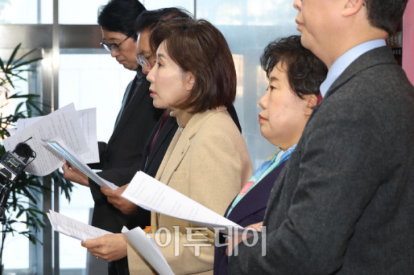 ▲5일 서울 국회에서 나경원 국민의힘 의원을 비롯한 국회 법제사법위원회 위원들이 더불어민주당의 일방적인 법사위 회의 취소 통보를 규탄하는 기자회견을 열고 있다. 이날 더불어민주당은 “이재명 대통령이 방중 중인 시기에 법사위를 개최하는 것은 적절하지 않다고 판단했다”고 밝혔다. 민주당은 당초 이날 법사위 전체회의에서 2차 종합 특검법과 통일교 특검법을 상정한 뒤 6일 법안심사1소위원회, 7일 전체회의 심사를 거쳐 8일 국회 본회의에 회부·상정할 계획이었다. 고이란 기자 photoeran@ (이투데이DB)