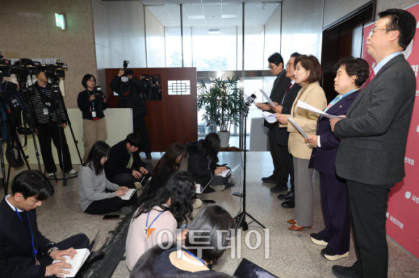 ▲5일 서울 국회에서 나경원 국민의힘 의원을 비롯한 국회 법제사법위원회 위원들이 더불어민주당의 일방적인 법사위 회의 취소 통보를 규탄하는 기자회견을 열고 있다. 이날 더불어민주당은 “이재명 대통령이 방중 중인 시기에 법사위를 개최하는 것은 적절하지 않다고 판단했다”고 밝혔다. 민주당은 당초 이날 법사위 전체회의에서 2차 종합 특검법과 통일교 특검법을 상정한 뒤 6일 법안심사1소위원회, 7일 전체회의 심사를 거쳐 8일 국회 본회의에 회부·상정할 계획이었다. 고이란 기자 photoeran@ (이투데이DB)