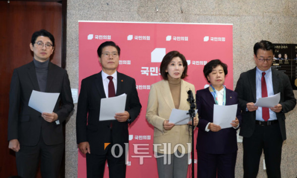 ▲5일 서울 국회에서 나경원 국민의힘 의원을 비롯한 국회 법제사법위원회 위원들이 더불어민주당의 일방적인 법사위 회의 취소 통보를 규탄하는 기자회견을 열고 있다. 이날 더불어민주당은 “이재명 대통령이 방중 중인 시기에 법사위를 개최하는 것은 적절하지 않다고 판단했다”고 밝혔다. 민주당은 당초 이날 법사위 전체회의에서 2차 종합 특검법과 통일교 특검법을 상정한 뒤 6일 법안심사1소위원회, 7일 전체회의 심사를 거쳐 8일 국회 본회의에 회부·상정할 계획이었다. 고이란 기자 photoeran@ (이투데이DB)