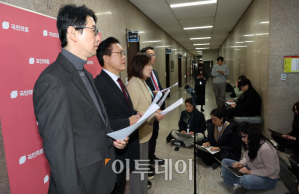 ▲5일 서울 국회에서 나경원 국민의힘 의원을 비롯한 국회 법제사법위원회 위원들이 더불어민주당의 일방적인 법사위 회의 취소 통보를 규탄하는 기자회견을 열고 있다. 이날 더불어민주당은 “이재명 대통령이 방중 중인 시기에 법사위를 개최하는 것은 적절하지 않다고 판단했다”고 밝혔다. 민주당은 당초 이날 법사위 전체회의에서 2차 종합 특검법과 통일교 특검법을 상정한 뒤 6일 법안심사1소위원회, 7일 전체회의 심사를 거쳐 8일 국회 본회의에 회부·상정할 계획이었다. 고이란 기자 photoeran@ (이투데이DB)