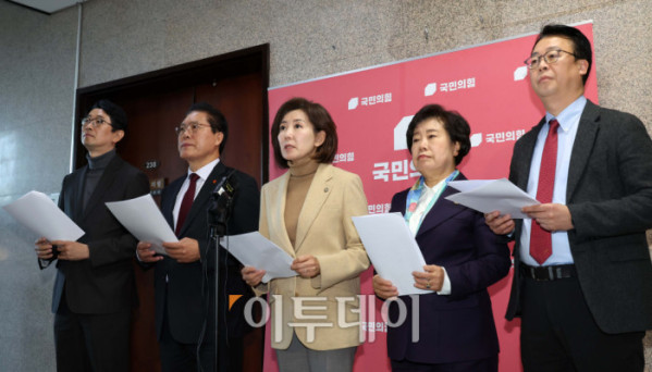 ▲5일 서울 국회에서 나경원 국민의힘 의원을 비롯한 국회 법제사법위원회 위원들이 더불어민주당의 일방적인 법사위 회의 취소 통보를 규탄하는 기자회견을 열고 있다. 이날 더불어민주당은 “이재명 대통령이 방중 중인 시기에 법사위를 개최하는 것은 적절하지 않다고 판단했다”고 밝혔다. 민주당은 당초 이날 법사위 전체회의에서 2차 종합 특검법과 통일교 특검법을 상정한 뒤 6일 법안심사1소위원회, 7일 전체회의 심사를 거쳐 8일 국회 본회의에 회부·상정할 계획이었다. 고이란 기자 photoeran@ (이투데이DB)