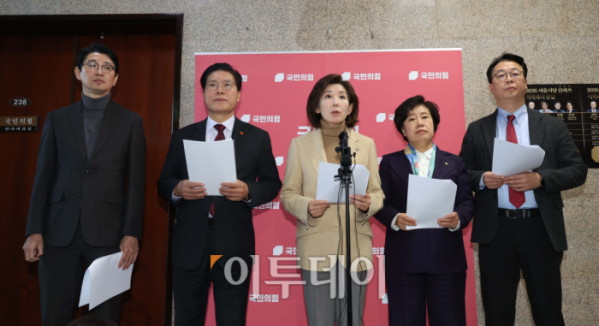 ▲5일 서울 국회에서 나경원 국민의힘 의원을 비롯한 국회 법제사법위원회 위원들이 더불어민주당의 일방적인 법사위 회의 취소 통보를 규탄하는 기자회견을 열고 있다. 이날 더불어민주당은 “이재명 대통령이 방중 중인 시기에 법사위를 개최하는 것은 적절하지 않다고 판단했다”고 밝혔다. 민주당은 당초 이날 법사위 전체회의에서 2차 종합 특검법과 통일교 특검법을 상정한 뒤 6일 법안심사1소위원회, 7일 전체회의 심사를 거쳐 8일 국회 본회의에 회부·상정할 계획이었다. 고이란 기자 photoeran@ (이투데이DB)