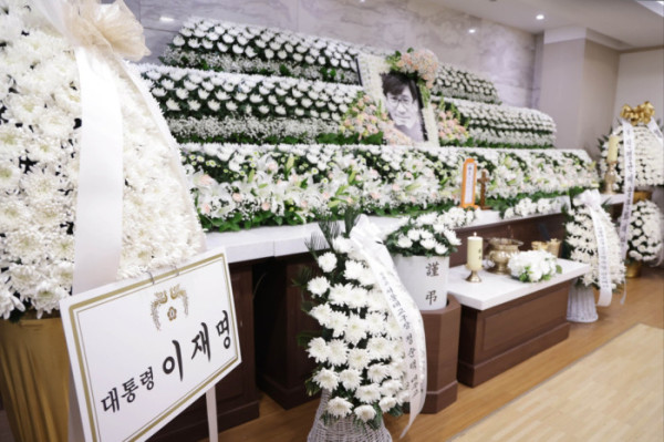 ▲5일 고(故) 안성기 배우의 빈소가 마련된 서울성모병원 장례식장에 이재명 대통령이 보낸 근조화환이 놓여 있다.(사진=사진공동취재단)