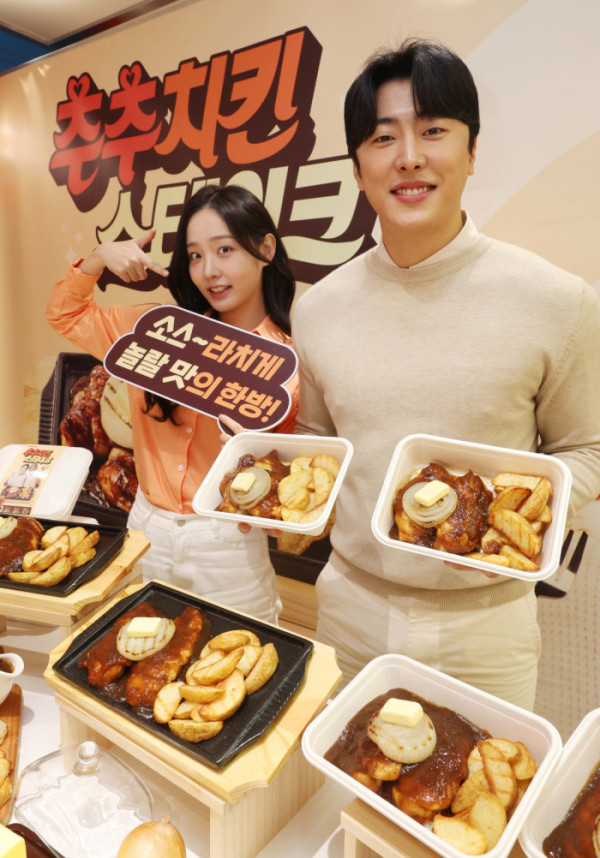 ▲지앤푸드의 오븐치킨 프랜차이즈 굽네치킨이 6일 서울 마포구 굽네플레이타운에서 ‘추추 치킨 스테이크’를 소개하고 있다. ‘추추 치킨 스테이크’는 오븐에 구워 기름기는 줄이고 촉촉한 식감을 구현했으며, 특제 스테이크 소스와 버터로 풍부한 감칠맛을 구현한 것이 특징이다. 한편 지앤푸드는 굽네치킨 모델로 추성훈과 딸 추사랑을 발탁하고 본격적인 광고 캠페인을 전개한다. 신태현 기자 holjjak@