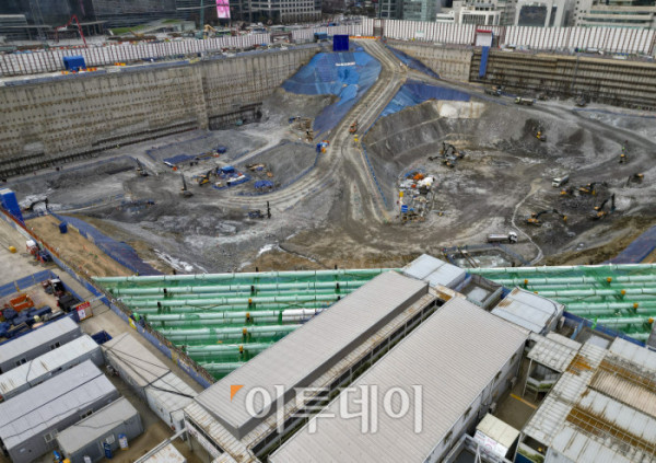 ▲현대차그룹 글로벌비즈니스콤플렉스(GBC) 사업이 2031년 말 준공을 목표로 본격 추진된다. 6일 서울시는 현대차그룹의 변경 제안으로 진행된 GBC 사업 추가협상을 지난해 12월 30일 완료했다고 밝혔다. 이에 따라 GBC는 기존 최고 105층 1개 동에서 지상 49층 규모 3개 동으로 설계가 변경되고 공공 기여 규모는 약 1조9827억 원으로 대폭 늘어난다. 이날 서울 강남구 현대자동차그룹 글로벌비즈니스콤플렉스 신축공사 현장 모습. 조현호 기자 hyunho@