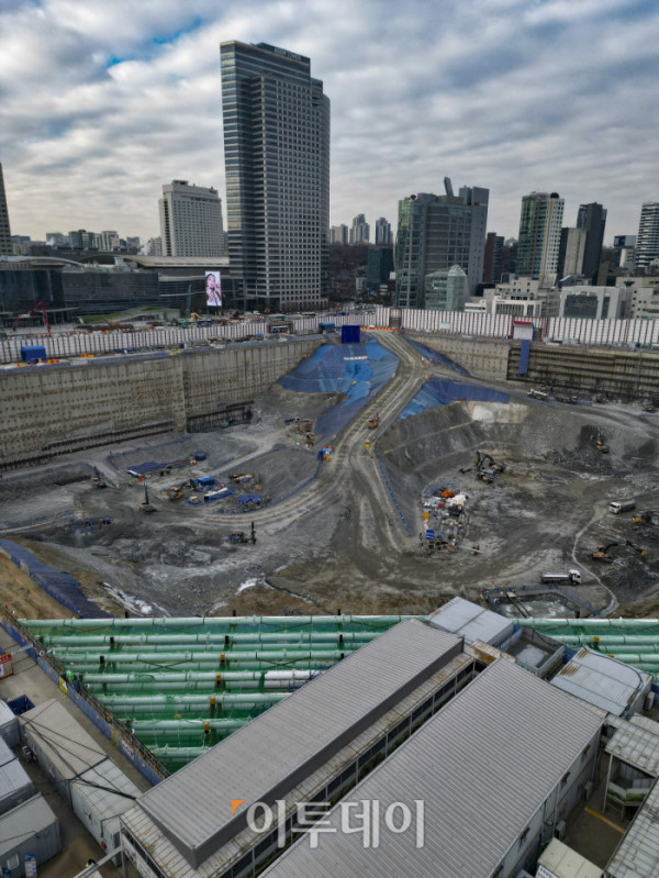▲현대차그룹 글로벌비즈니스콤플렉스(GBC) 사업이 2031년 말 준공을 목표로 본격 추진된다. 6일 서울시는 현대차그룹의 변경 제안으로 진행된 GBC 사업 추가협상을 지난해 12월 30일 완료했다고 밝혔다. 이에 따라 GBC는 기존 최고 105층 1개 동에서 지상 49층 규모 3개 동으로 설계가 변경되고 공공 기여 규모는 약 1조9827억 원으로 대폭 늘어난다. 이날 서울 강남구 현대자동차그룹 글로벌비즈니스콤플렉스 신축공사 현장 모습. 조현호 기자 hyunho@
