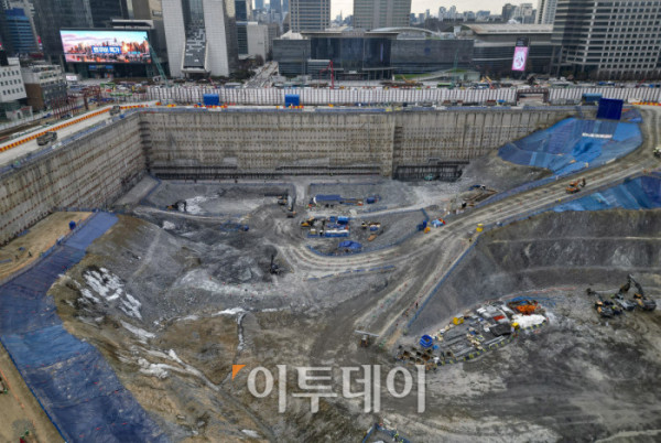 ▲현대차그룹 글로벌비즈니스콤플렉스(GBC) 사업이 2031년 말 준공을 목표로 본격 추진된다. 6일 서울시는 현대차그룹의 변경 제안으로 진행된 GBC 사업 추가협상을 지난해 12월 30일 완료했다고 밝혔다. 이에 따라 GBC는 기존 최고 105층 1개 동에서 지상 49층 규모 3개 동으로 설계가 변경되고 공공 기여 규모는 약 1조9827억 원으로 대폭 늘어난다. 이날 서울 강남구 현대자동차그룹 글로벌비즈니스콤플렉스 신축공사 현장 모습. 조현호 기자 hyunho@