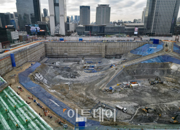 ▲현대차그룹 글로벌비즈니스콤플렉스(GBC) 사업이 2031년 말 준공을 목표로 본격 추진된다. 6일 서울시는 현대차그룹의 변경 제안으로 진행된 GBC 사업 추가협상을 지난해 12월 30일 완료했다고 밝혔다. 이에 따라 GBC는 기존 최고 105층 1개 동에서 지상 49층 규모 3개 동으로 설계가 변경되고 공공 기여 규모는 약 1조9827억 원으로 대폭 늘어난다. 이날 서울 강남구 현대자동차그룹 글로벌비즈니스콤플렉스 신축공사 현장 모습. 조현호 기자 hyunho@