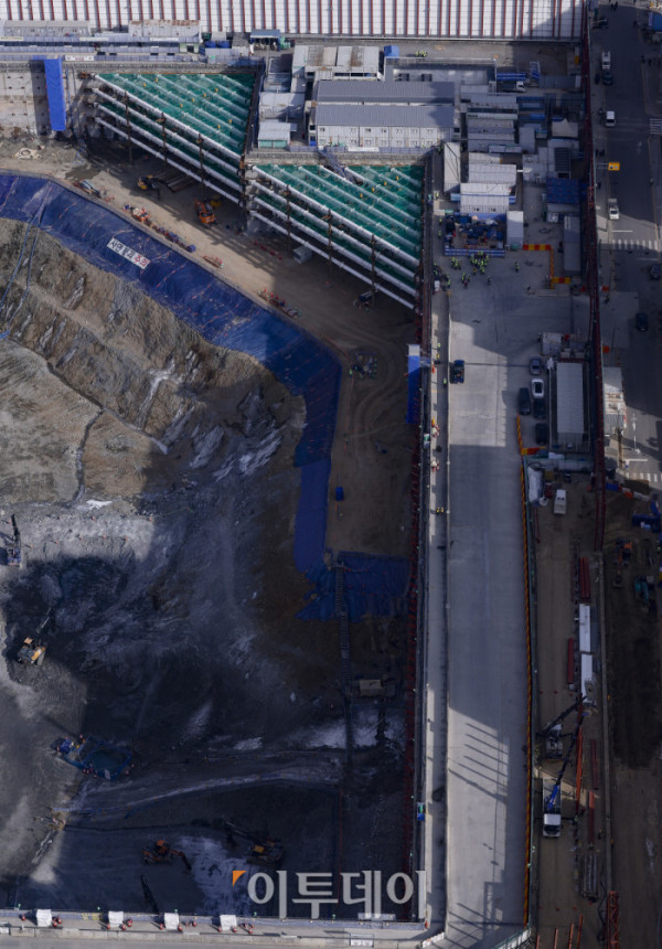 ▲현대차그룹 글로벌비즈니스콤플렉스(GBC) 사업이 2031년 말 준공을 목표로 본격 추진된다. 6일 서울시는 현대차그룹의 변경 제안으로 진행된 GBC 사업 추가협상을 지난해 12월 30일 완료했다고 밝혔다. 이에 따라 GBC는 기존 최고 105층 1개 동에서 지상 49층 규모 3개 동으로 설계가 변경되고 공공 기여 규모는 약 1조9827억 원으로 대폭 늘어난다. 이날 서울 강남구 현대자동차그룹 글로벌비즈니스콤플렉스 신축공사 현장 모습. 조현호 기자 hyunho@