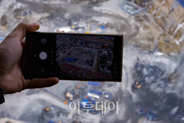 ▲현대차그룹 글로벌비즈니스콤플렉스(GBC) 사업이 2031년 말 준공을 목표로 본격 추진된다. 6일 서울시는 현대차그룹의 변경 제안으로 진행된 GBC 사업 추가협상을 지난해 12월 30일 완료했다고 밝혔다. 이에 따라 GBC는 기존 최고 105층 1개 동에서 지상 49층 규모 3개 동으로 설계가 변경되고 공공 기여 규모는 약 1조9827억 원으로 대폭 늘어난다. 이날 서울 강남구 현대자동차그룹 글로벌비즈니스콤플렉스 신축공사 현장 모습. 조현호 기자 hyunho@