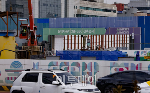 ▲현대차그룹 글로벌비즈니스콤플렉스(GBC) 사업이 2031년 말 준공을 목표로 본격 추진된다. 6일 서울시는 현대차그룹의 변경 제안으로 진행된 GBC 사업 추가협상을 지난해 12월 30일 완료했다고 밝혔다. 이에 따라 GBC는 기존 최고 105층 1개 동에서 지상 49층 규모 3개 동으로 설계가 변경되고 공공 기여 규모는 약 1조9827억 원으로 대폭 늘어난다. 이날 서울 강남구 현대자동차그룹 글로벌비즈니스콤플렉스 신축공사 현장 모습. 조현호 기자 hyunho@