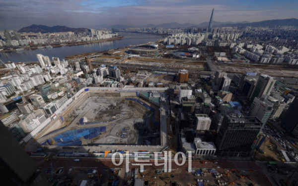 ▲현대차그룹 글로벌비즈니스콤플렉스(GBC) 사업이 2031년 말 준공을 목표로 본격 추진된다. 6일 서울시는 현대차그룹의 변경 제안으로 진행된 GBC 사업 추가협상을 지난해 12월 30일 완료했다고 밝혔다. 이에 따라 GBC는 기존 최고 105층 1개 동에서 지상 49층 규모 3개 동으로 설계가 변경되고 공공 기여 규모는 약 1조9827억 원으로 대폭 늘어난다. 이날 서울 강남구 현대자동차그룹 글로벌비즈니스콤플렉스 신축공사 현장 모습. 조현호 기자 hyunho@