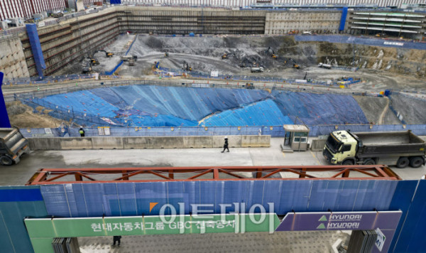 ▲현대차그룹 글로벌비즈니스콤플렉스(GBC) 사업이 2031년 말 준공을 목표로 본격 추진된다. 6일 서울시는 현대차그룹의 변경 제안으로 진행된 GBC 사업 추가협상을 지난해 12월 30일 완료했다고 밝혔다. 이에 따라 GBC는 기존 최고 105층 1개 동에서 지상 49층 규모 3개 동으로 설계가 변경되고 공공 기여 규모는 약 1조9827억 원으로 대폭 늘어난다. 이날 서울 강남구 현대자동차그룹 글로벌비즈니스콤플렉스 신축공사 현장 모습. 조현호 기자 hyunho@