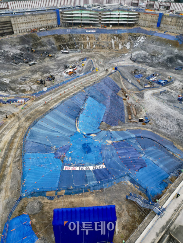 ▲현대차그룹 글로벌비즈니스콤플렉스(GBC) 사업이 2031년 말 준공을 목표로 본격 추진된다. 6일 서울시는 현대차그룹의 변경 제안으로 진행된 GBC 사업 추가협상을 지난해 12월 30일 완료했다고 밝혔다. 이에 따라 GBC는 기존 최고 105층 1개 동에서 지상 49층 규모 3개 동으로 설계가 변경되고 공공 기여 규모는 약 1조9827억 원으로 대폭 늘어난다. 이날 서울 강남구 현대자동차그룹 글로벌비즈니스콤플렉스 신축공사 현장 모습. 조현호 기자 hyunho@