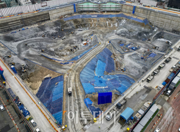 ▲현대차그룹 글로벌비즈니스콤플렉스(GBC) 사업이 2031년 말 준공을 목표로 본격 추진된다. 6일 서울시는 현대차그룹의 변경 제안으로 진행된 GBC 사업 추가협상을 지난해 12월 30일 완료했다고 밝혔다. 이에 따라 GBC는 기존 최고 105층 1개 동에서 지상 49층 규모 3개 동으로 설계가 변경되고 공공 기여 규모는 약 1조9827억 원으로 대폭 늘어난다. 이날 서울 강남구 현대자동차그룹 글로벌비즈니스콤플렉스 신축공사 현장 모습. 조현호 기자 hyunho@