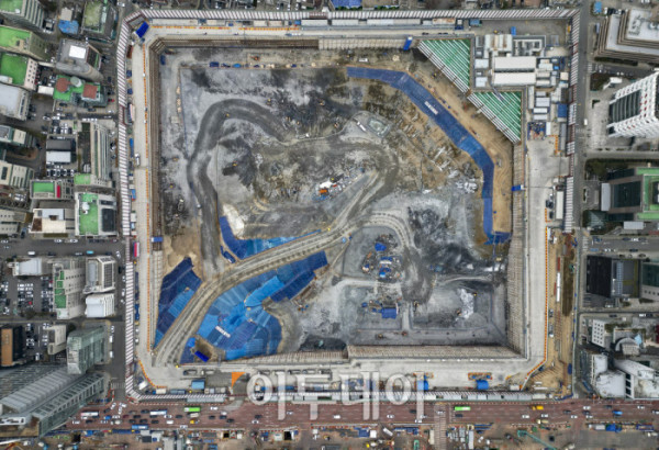 ▲현대차그룹 글로벌비즈니스콤플렉스(GBC) 사업이 2031년 말 준공을 목표로 본격 추진된다. 6일 서울시는 현대차그룹의 변경 제안으로 진행된 GBC 사업 추가협상을 지난해 12월 30일 완료했다고 밝혔다. 이에 따라 GBC는 기존 최고 105층 1개 동에서 지상 49층 규모 3개 동으로 설계가 변경되고 공공 기여 규모는 약 1조9827억 원으로 대폭 늘어난다. 이날 서울 강남구 현대자동차그룹 글로벌비즈니스콤플렉스 신축공사 현장 모습. 조현호 기자 hyunho@