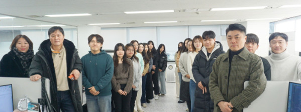 ▲투어민 민경세 대표(왼쪽 두번째)를 비롯한 임직원.(사진제공=투어민)